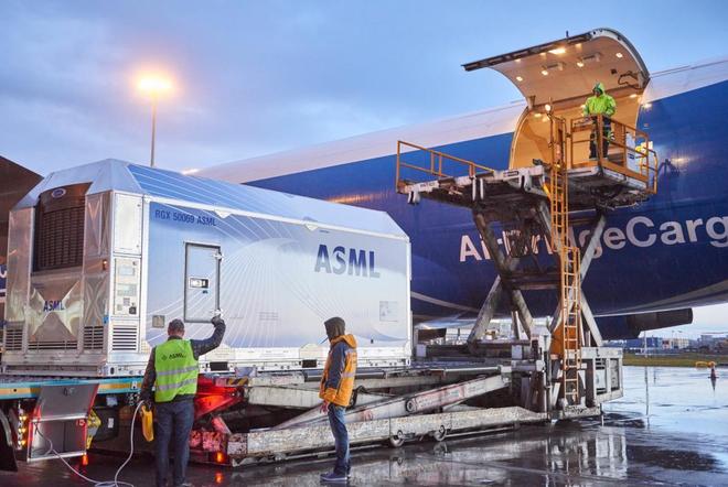 美荷两国曾同时发声对中国独立研发的光刻机技术给予了强烈批评