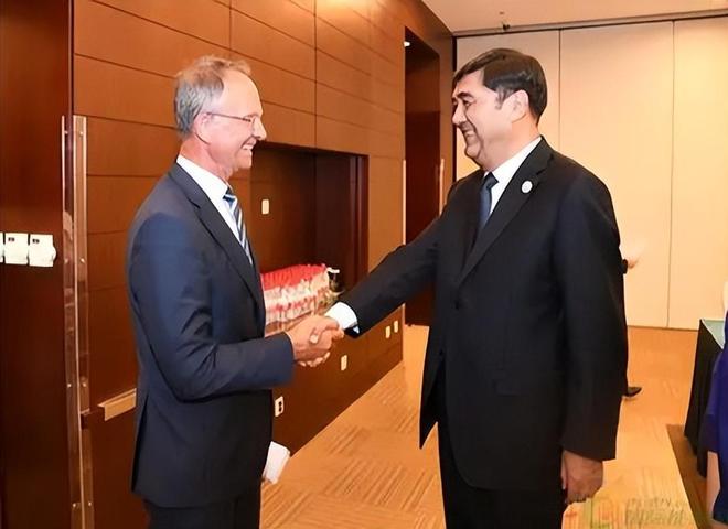 美荷两国曾同时发声对中国独立研发的光刻机技术给予了强烈批评(图7)