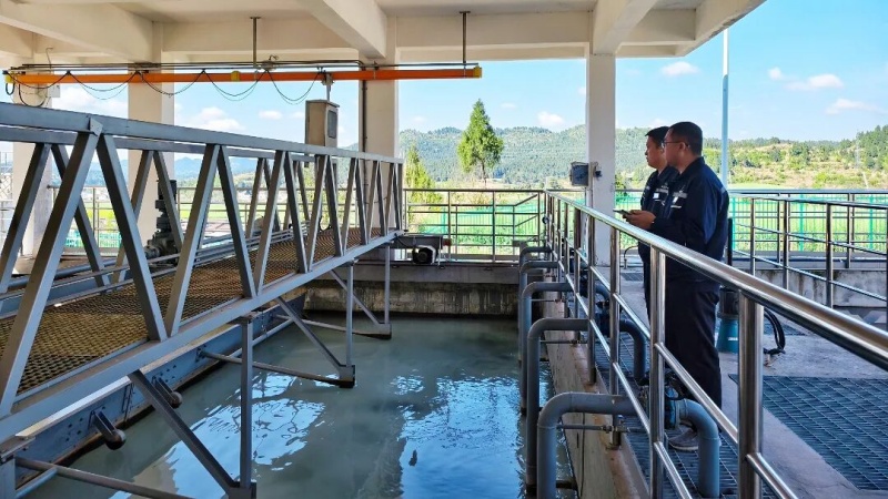 法国诺华申请用于电池单元的热交换器专利在传热流体与布置在串的凹部中的电池单元之间进行热交换(图2)